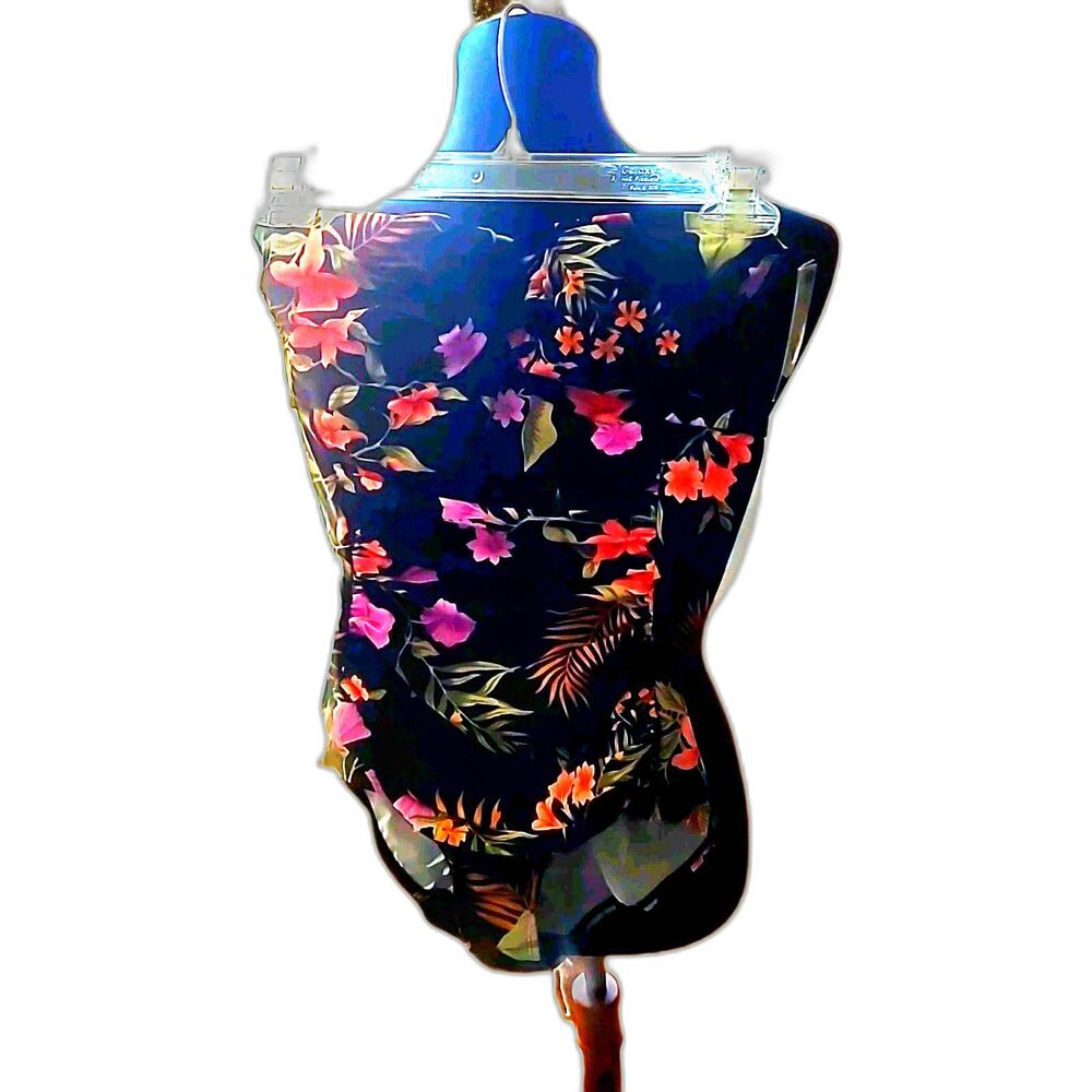 NWT Womens Bathing Suit Shade And Shore.  Strapless with strap attached.